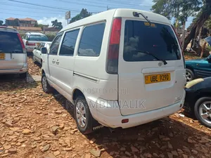Toyota Noah 2.0 FWD (8 Seater) 2001 White