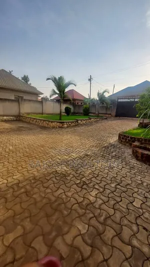 Furnished 3bdrm Mansion in Nsangi, Central Division for sale