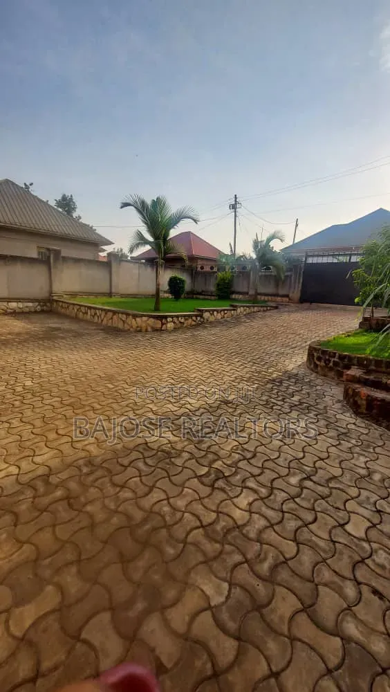 Furnished 3bdrm Mansion in Nsangi, Central Division for sale