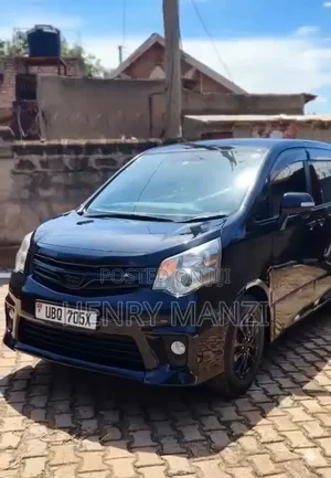 Toyota Noah 2.0 143hp AWD (8 Seater) 2011 Black