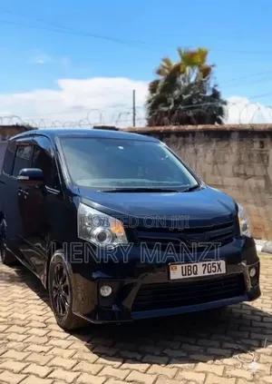 Toyota Noah 2.0 143hp AWD (8 Seater) 2011 Black