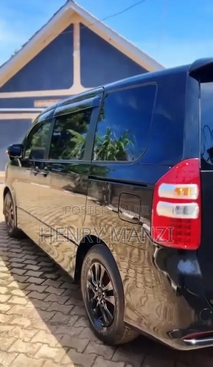 Toyota Noah 2.0 143hp AWD (8 Seater) 2011 Black