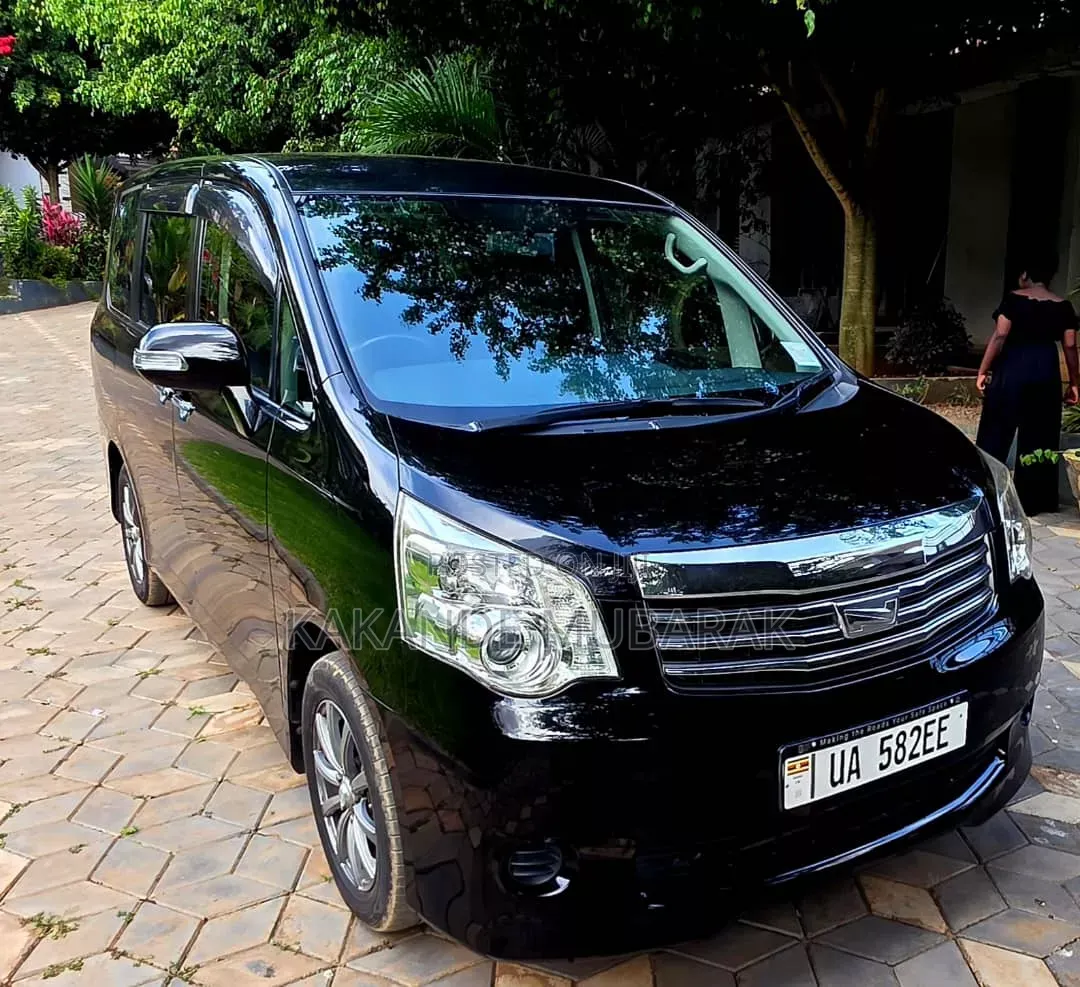 Toyota Noah 2.0 143hp AWD (7 Seater) 2013 Black