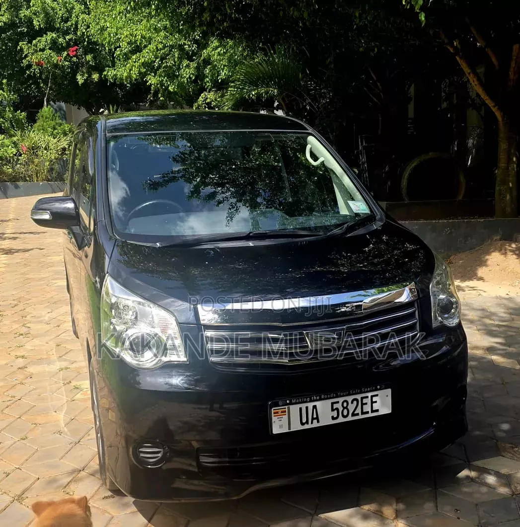 Toyota Noah 2.0 143hp AWD (7 Seater) 2013 Black