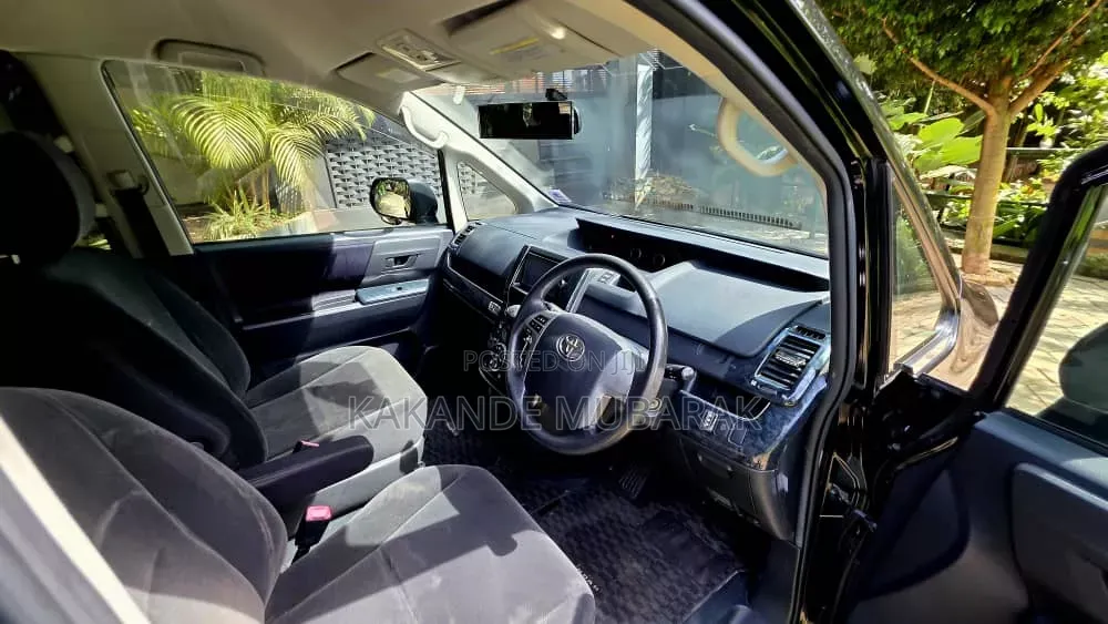 Toyota Noah 2.0 143hp AWD (7 Seater) 2013 Black