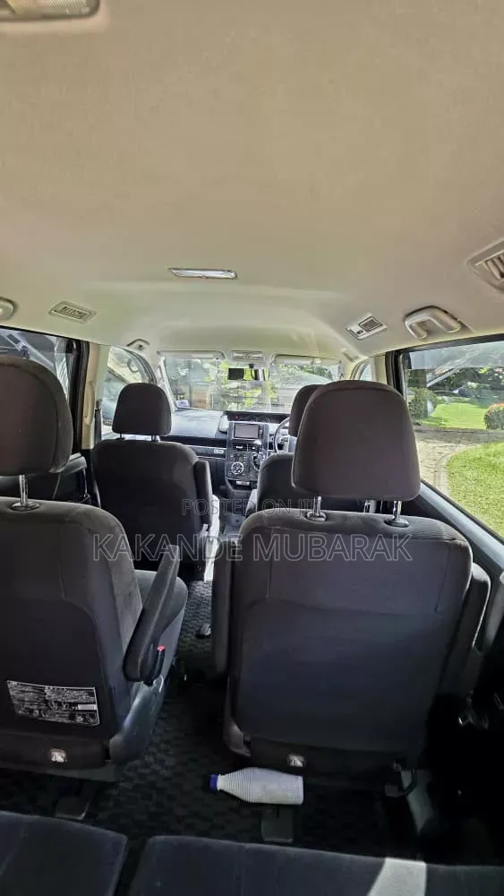 Toyota Noah 2.0 143hp AWD (7 Seater) 2013 Black
