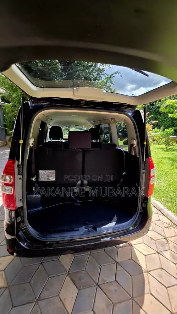 Toyota Noah 2.0 143hp AWD (7 Seater) 2013 Black