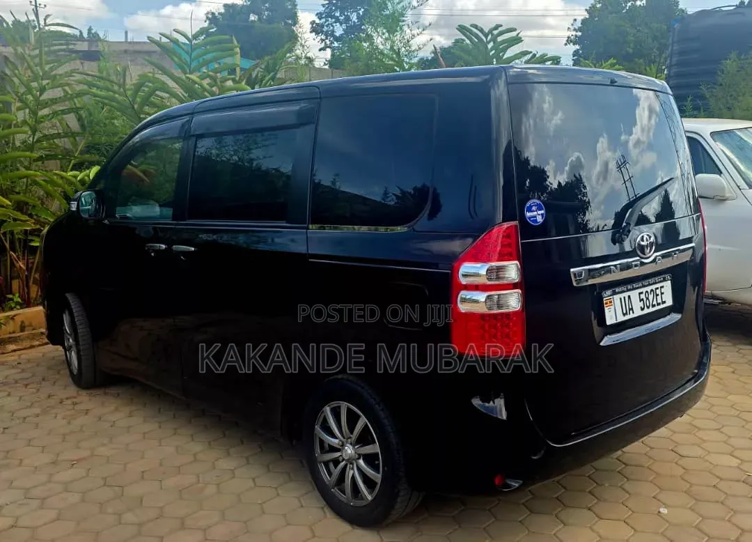 Toyota Noah 2.0 143hp AWD (7 Seater) 2013 Black
