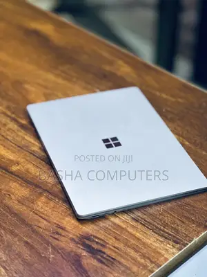 New Laptop Microsoft Surface 8GB Intel Core i7 SSD 256GB