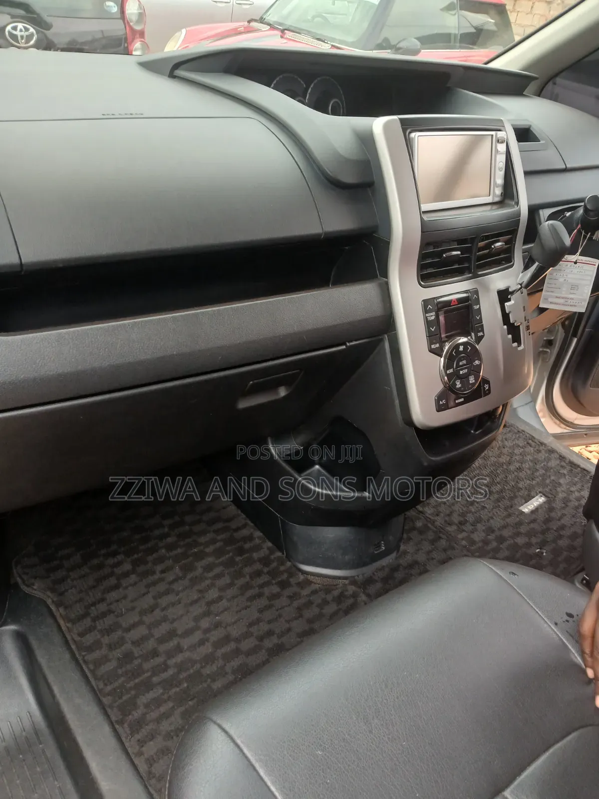 Toyota Noah 2.0 AWD (8 Seater) 2018 Silver