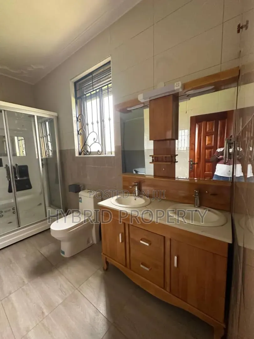 5bdrm House in Kigo~Munyonyo Along, Ssabagabo-Makindye for sale