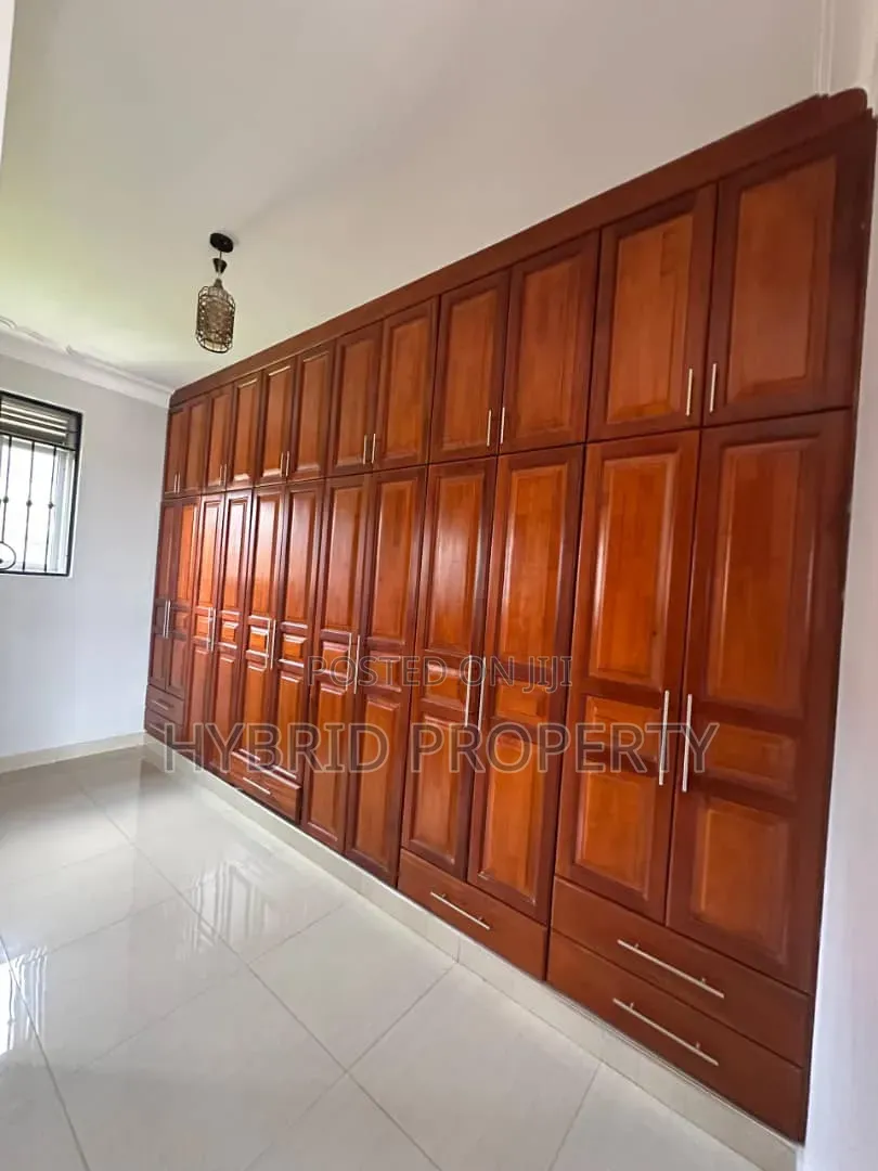 5bdrm House in Kigo~Munyonyo Along, Ssabagabo-Makindye for sale