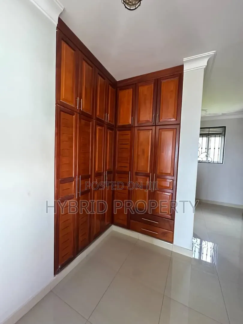 5bdrm House in Kigo~Munyonyo Along, Ssabagabo-Makindye for sale
