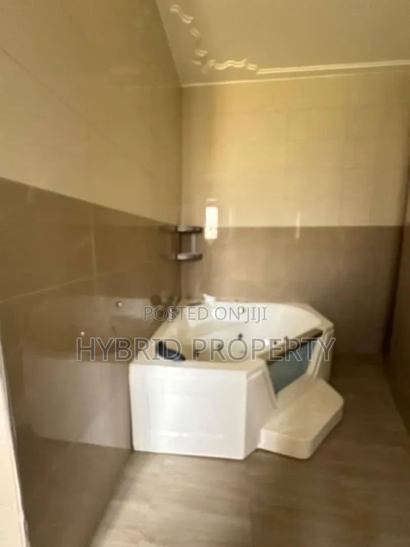 5bdrm House in Kigo~Munyonyo Along, Ssabagabo-Makindye for sale
