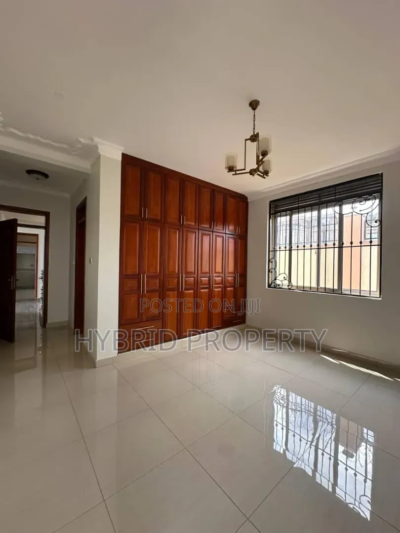 5bdrm House in Kigo~Munyonyo Along, Ssabagabo-Makindye for sale