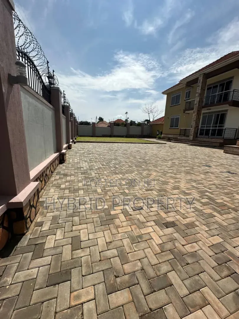 5bdrm House in Kigo~Munyonyo Along, Ssabagabo-Makindye for sale