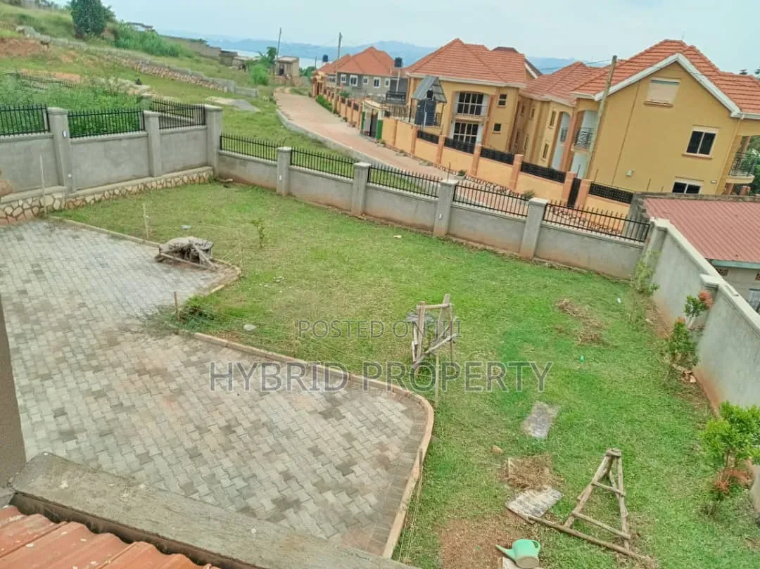 5bdrm House in Kigo~Munyonyo Along, Ssabagabo-Makindye for sale