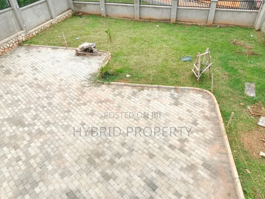 5bdrm House in Kigo~Munyonyo Along, Ssabagabo-Makindye for sale