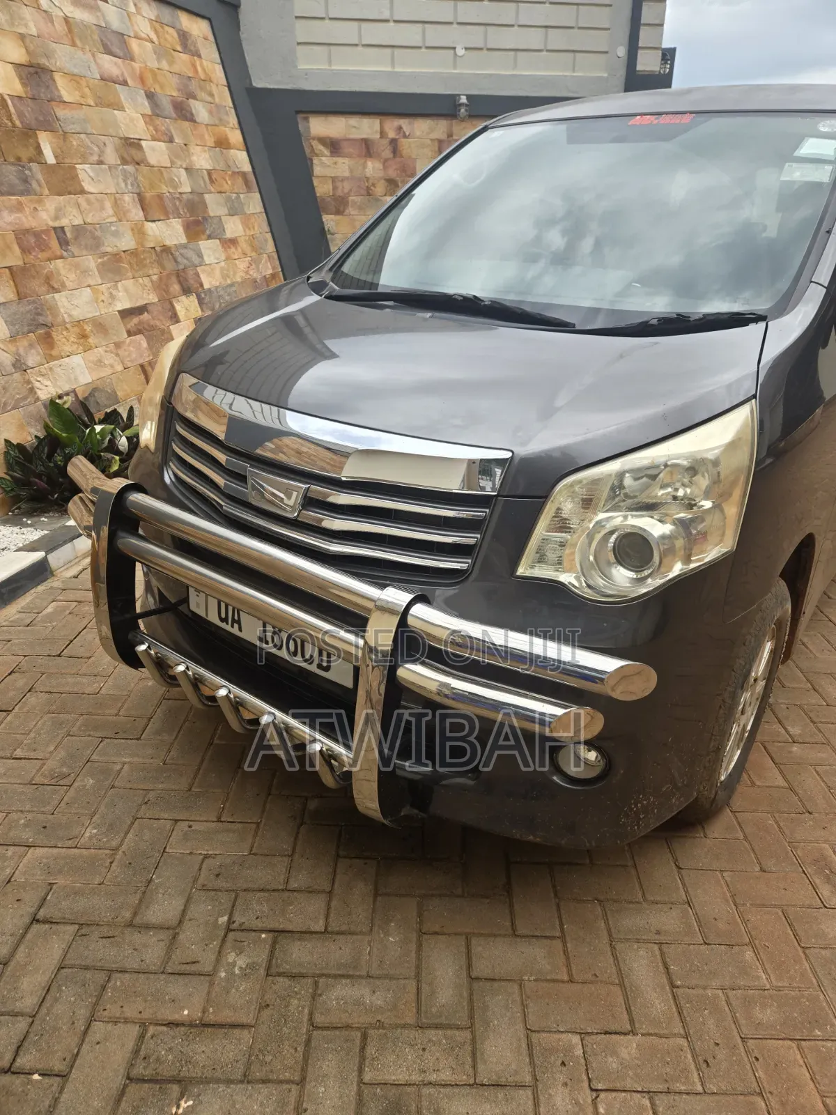 Toyota Noah 2.0 143hp FWD (7 Seater) 2010 Gray
