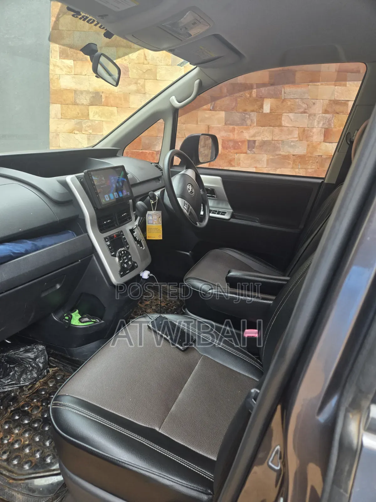 Toyota Noah 2.0 143hp FWD (7 Seater) 2010 Gray