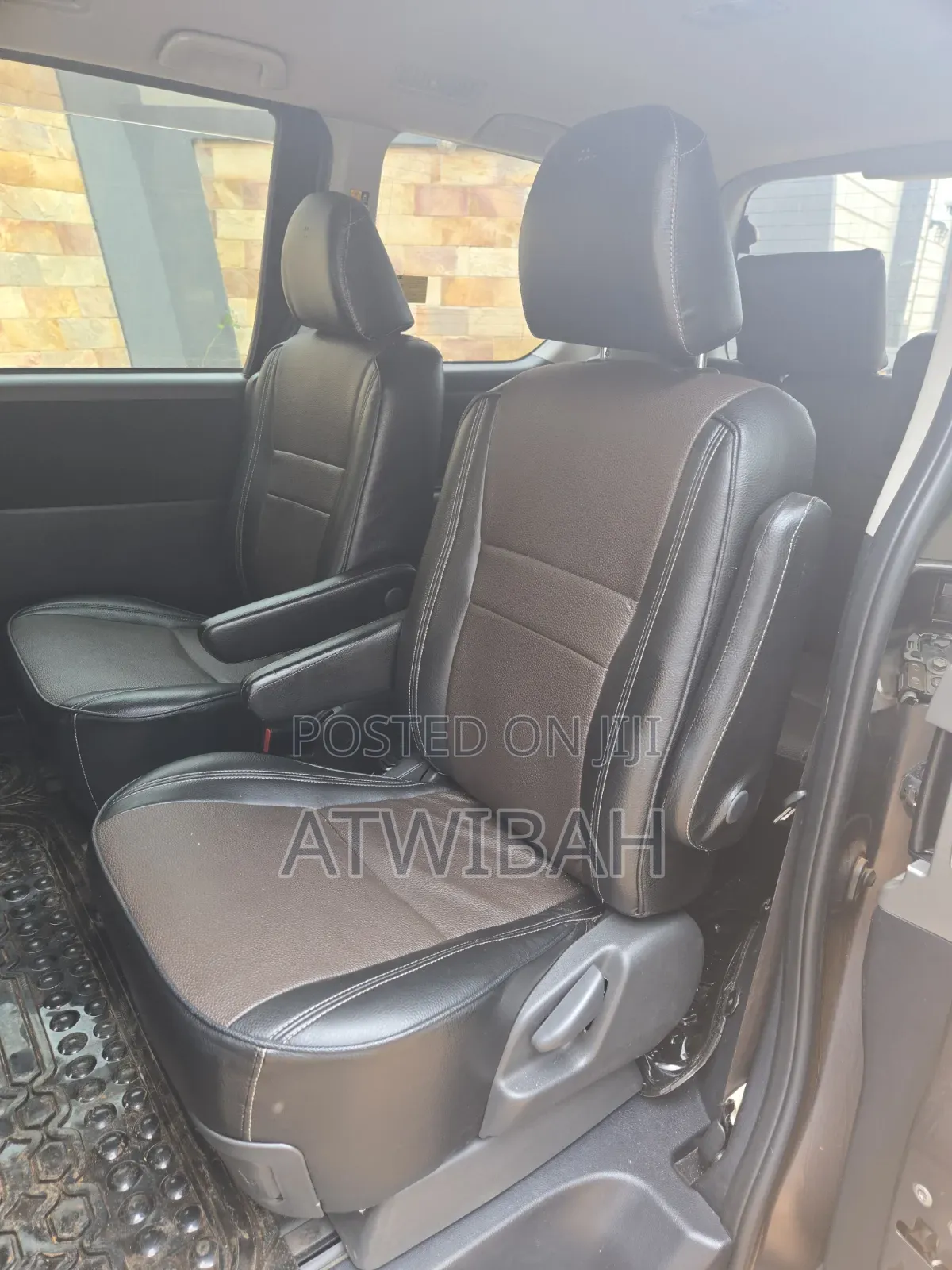 Toyota Noah 2.0 143hp FWD (7 Seater) 2010 Gray