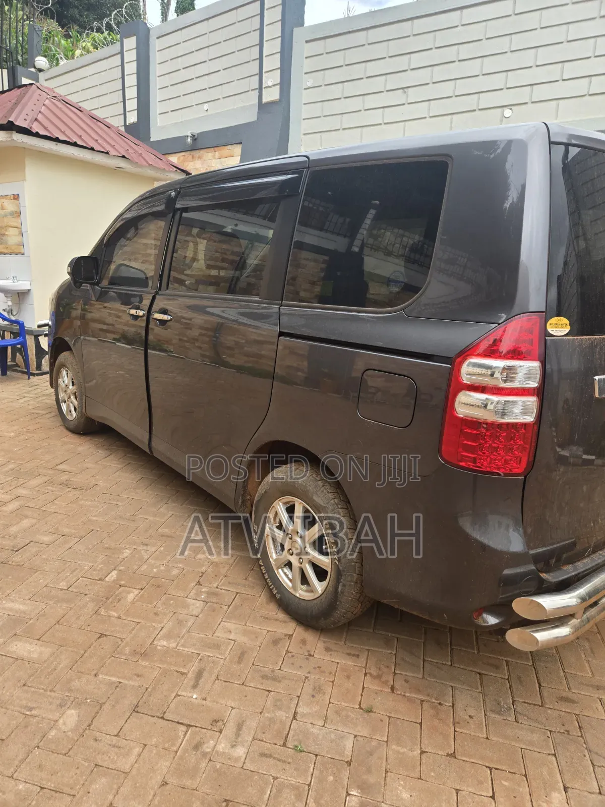 Toyota Noah 2.0 143hp FWD (7 Seater) 2010 Gray