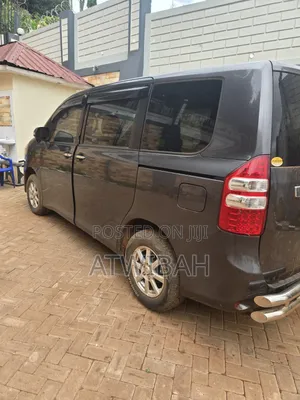 Toyota Noah 2.0 143hp FWD (7 Seater) 2010 Gray