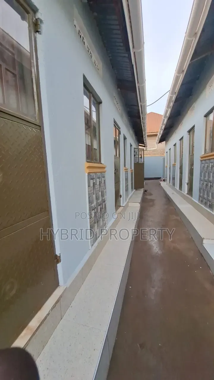 8bdrm Apartment in Nansana Along Hoima for sale