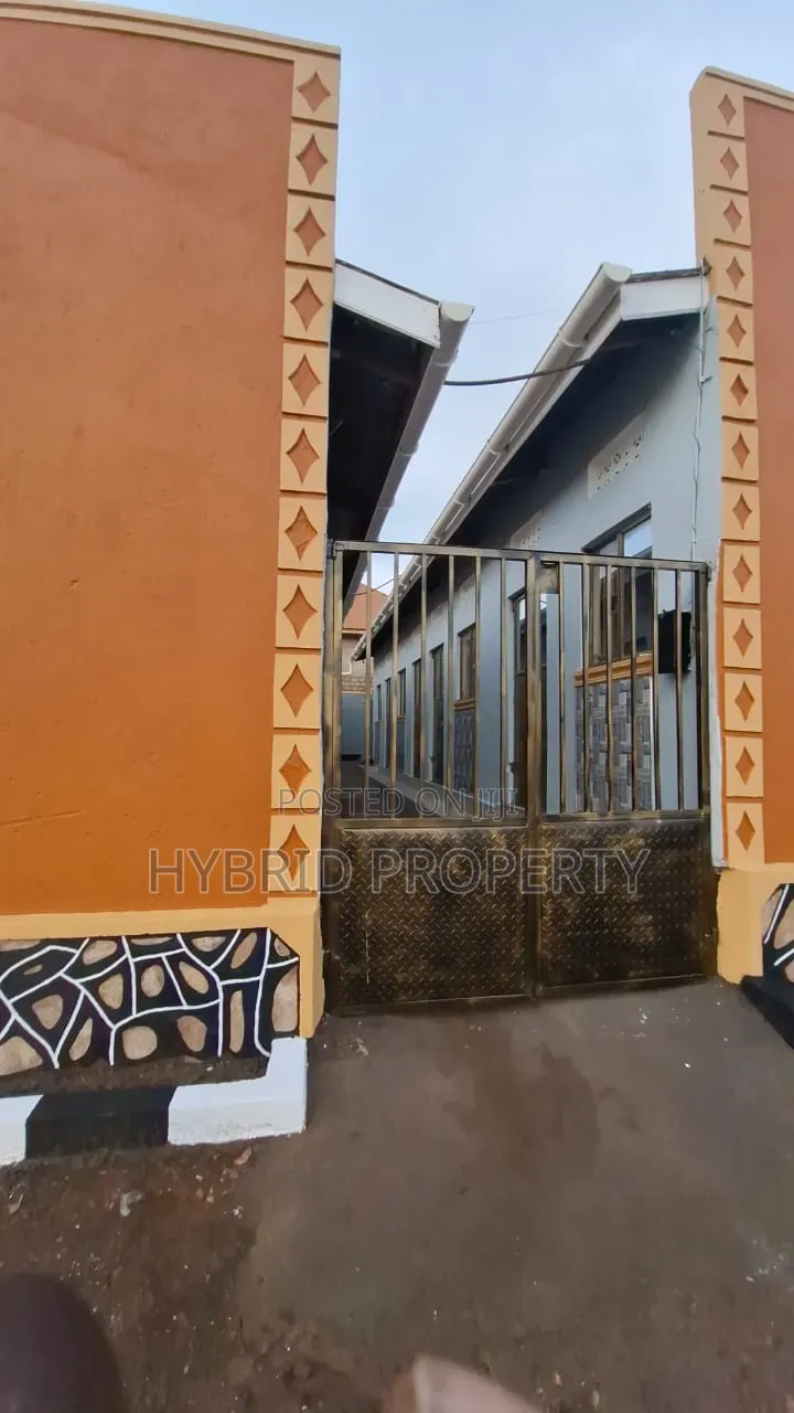 8bdrm Apartment in Nansana Along Hoima for sale