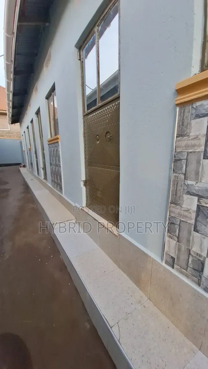 8bdrm Apartment in Nansana Along Hoima for sale