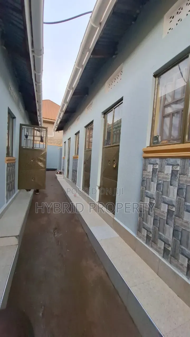 8bdrm Apartment in Nansana Along Hoima for sale