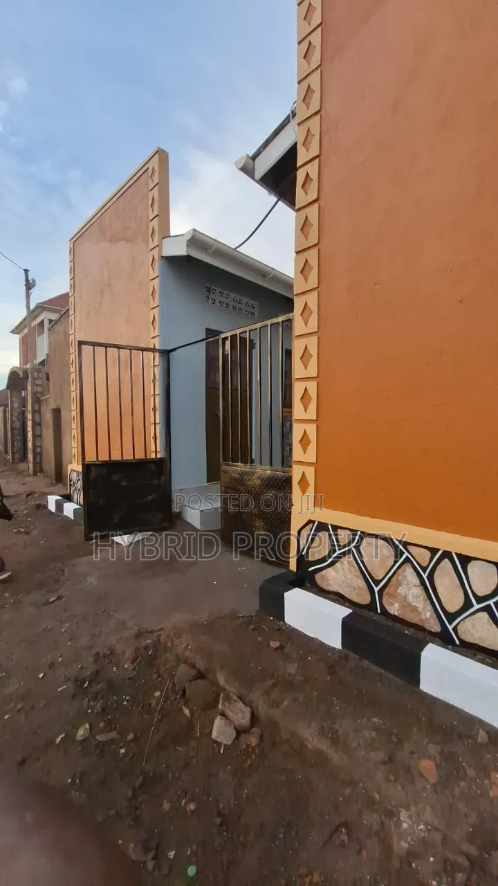 8bdrm Apartment in Nansana Along Hoima for sale