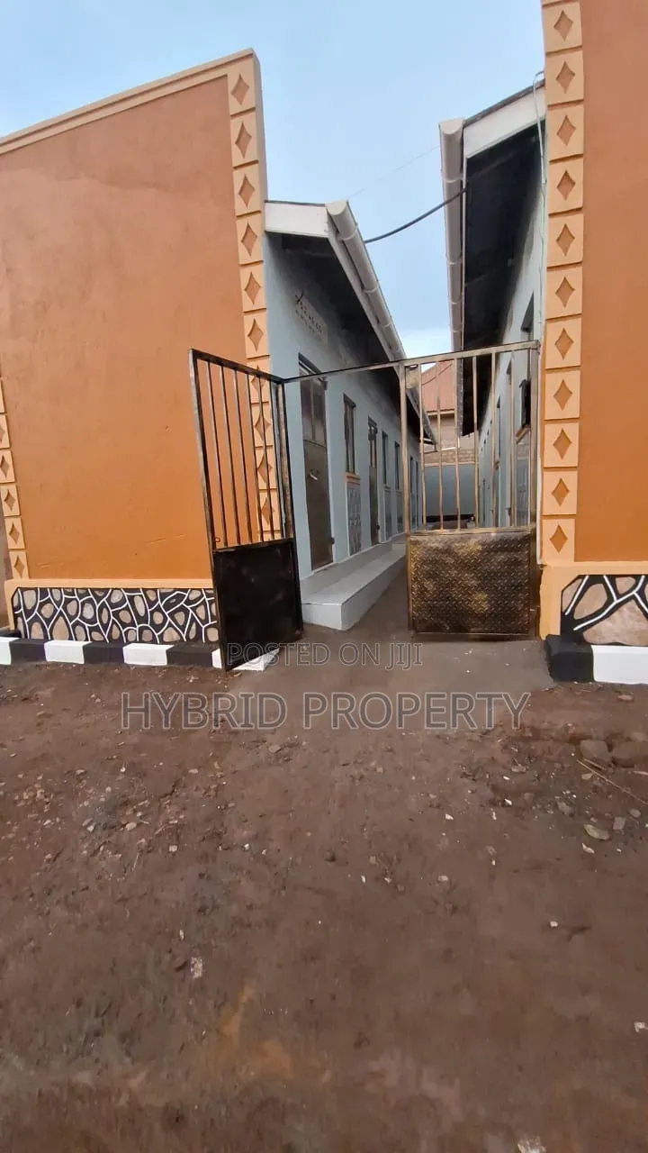 8bdrm Apartment in Nansana Along Hoima for sale