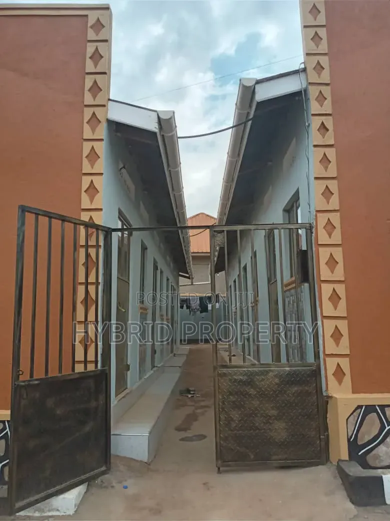 8bdrm Apartment in Nansana Along Hoima for sale