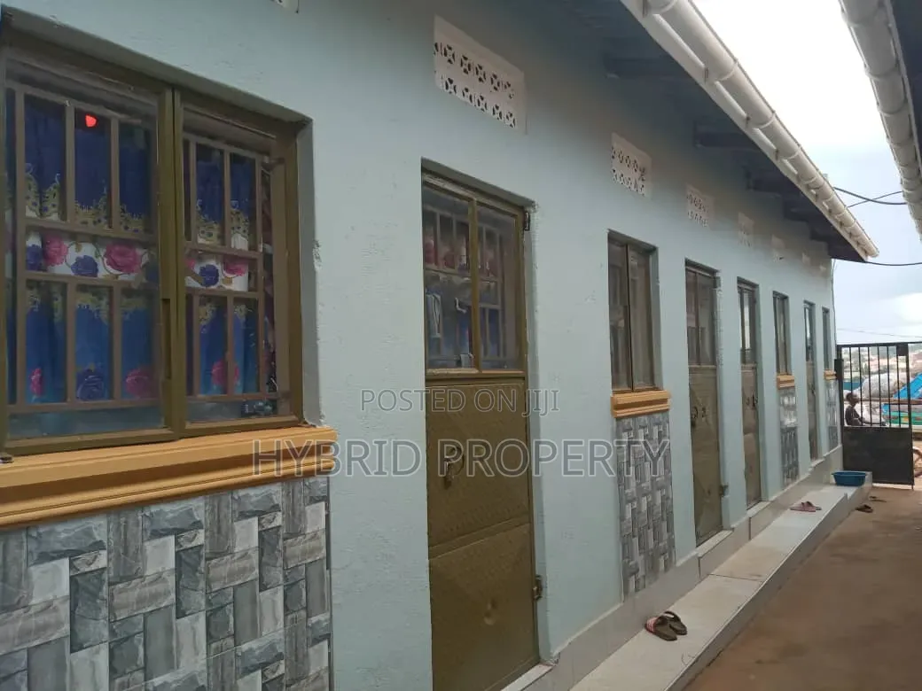8bdrm Apartment in Nansana Along Hoima for sale