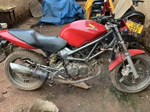 Honda VT 2000 Red