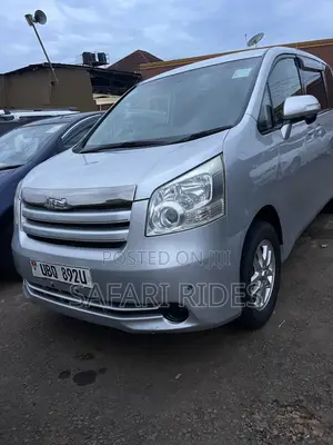 Toyota Noah 2009 Silver