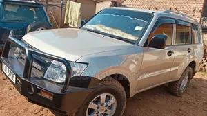 Mitsubishi Pajero 2010 Gold