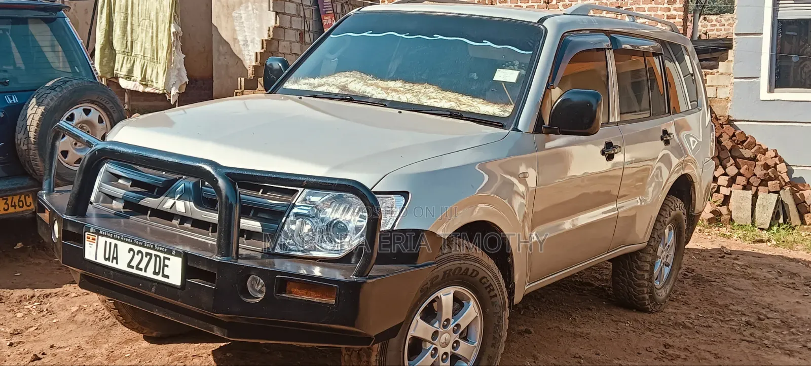 Mitsubishi Pajero 2010 Gold