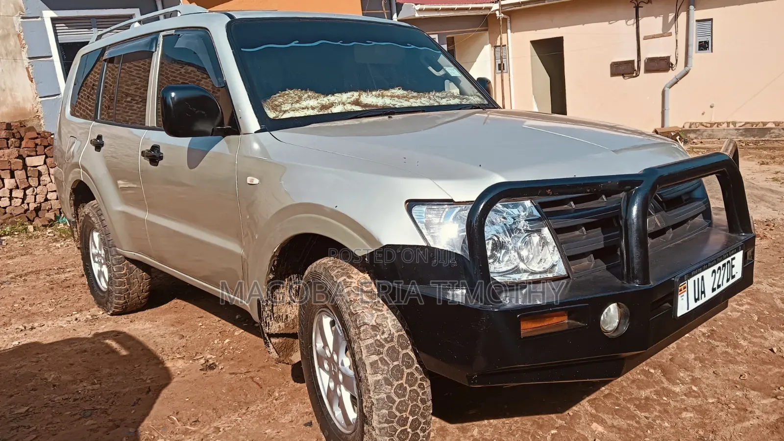 Mitsubishi Pajero 2010 Gold