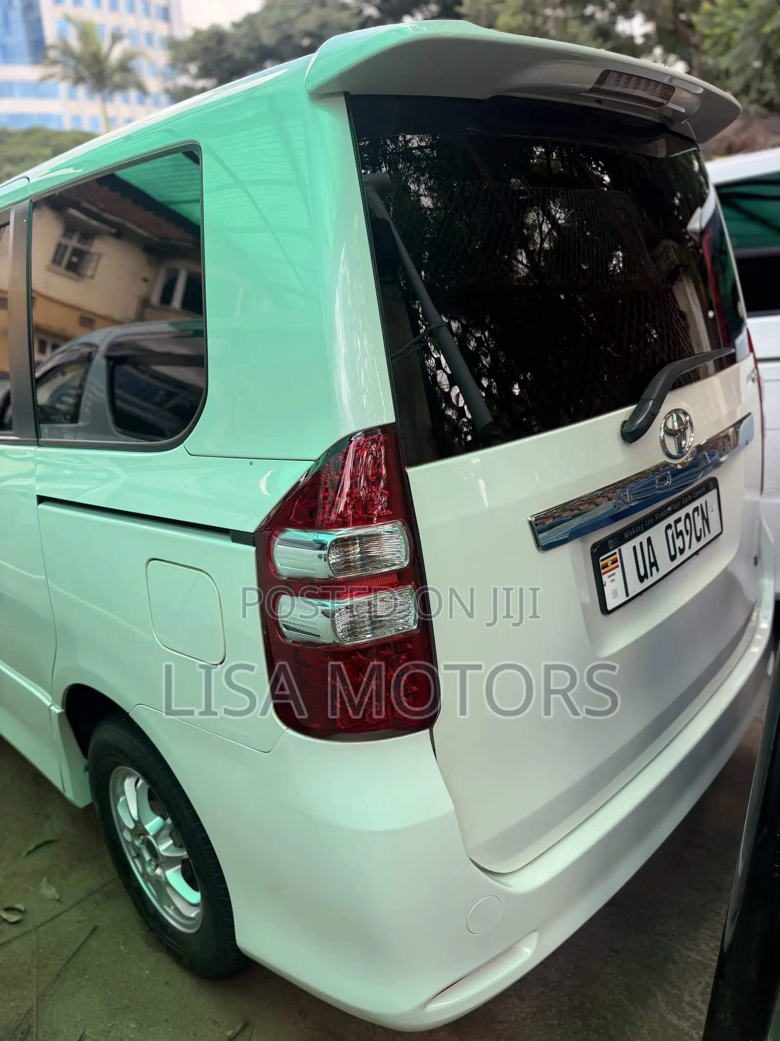 Toyota Noah 2.0 143hp AWD (8 Seater) 2012 White