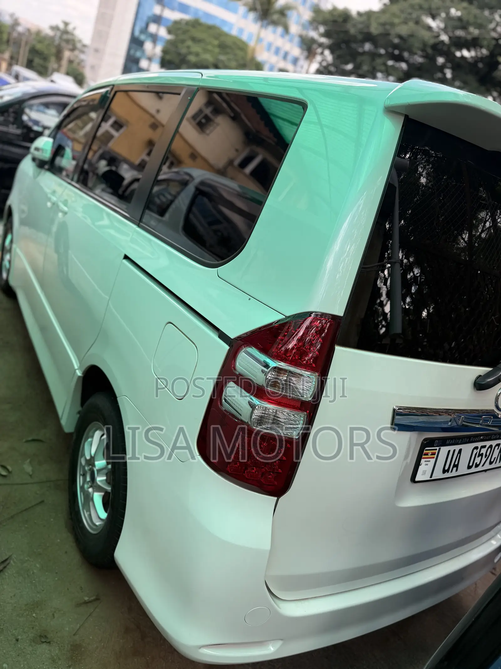 Toyota Noah 2.0 143hp AWD (8 Seater) 2012 White