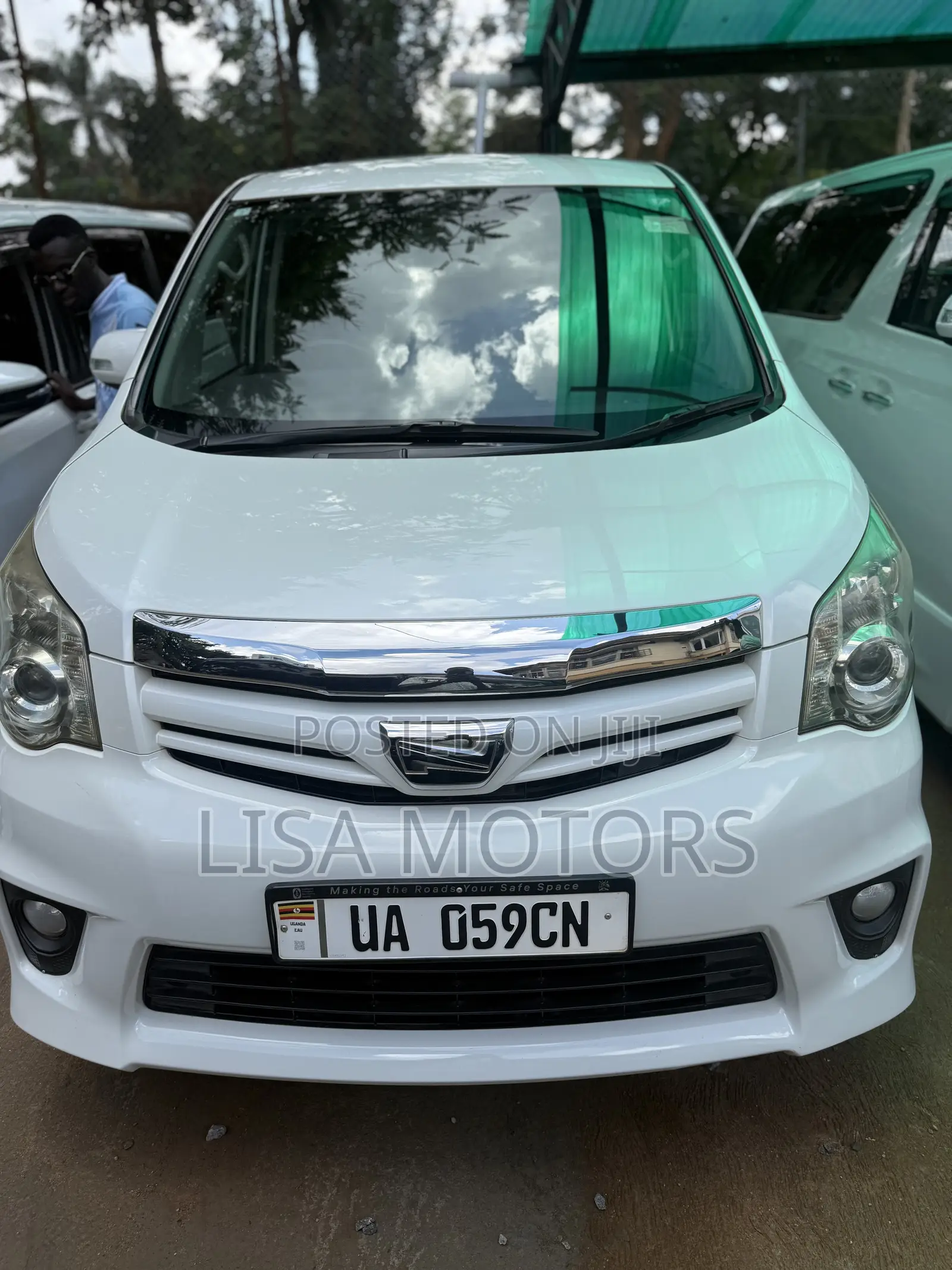Toyota Noah 2.0 143hp AWD (8 Seater) 2012 White