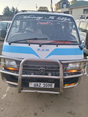 Toyota HiAce 2004 White