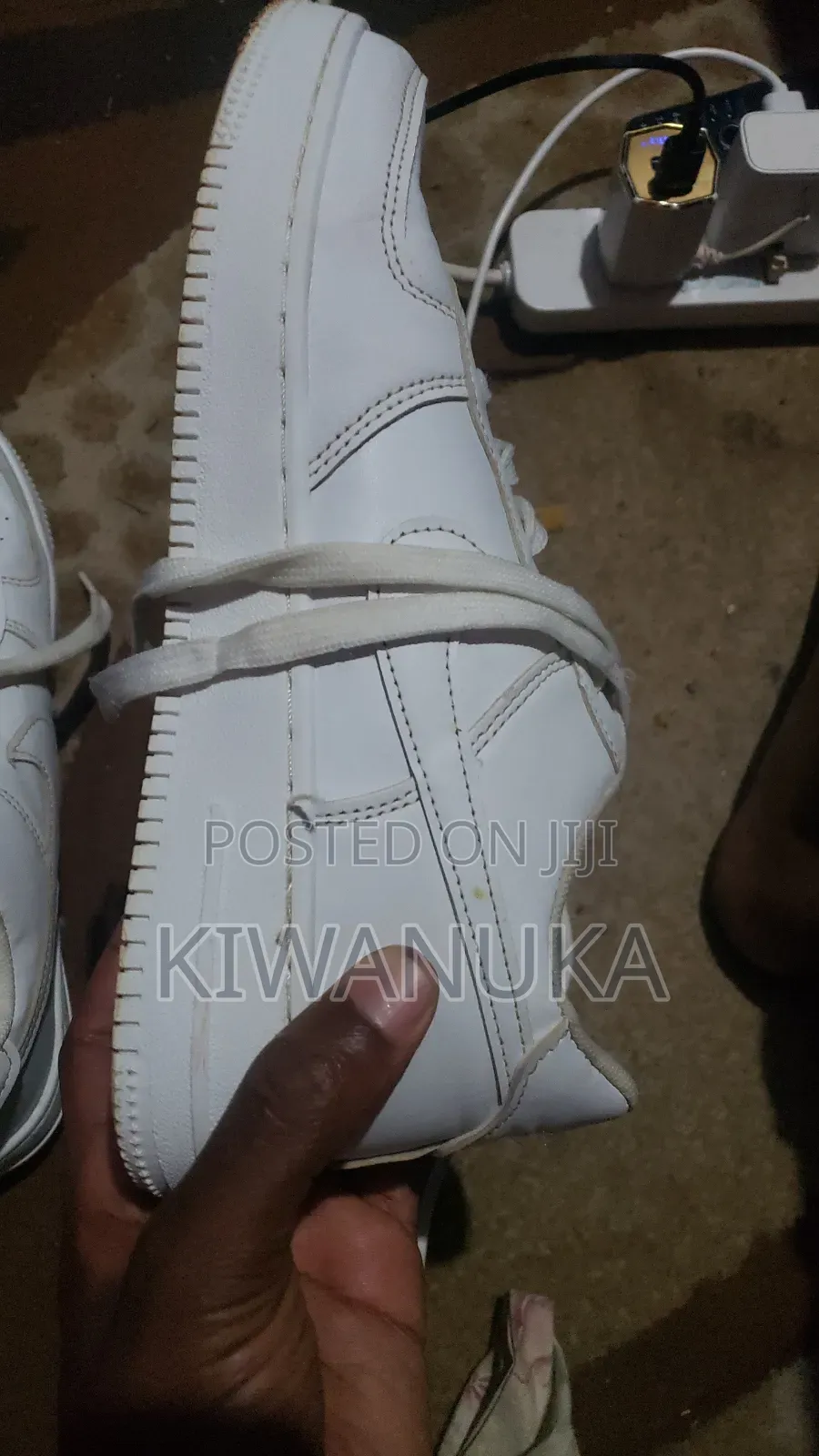 Low-Top Sneakers / Casual Shoes