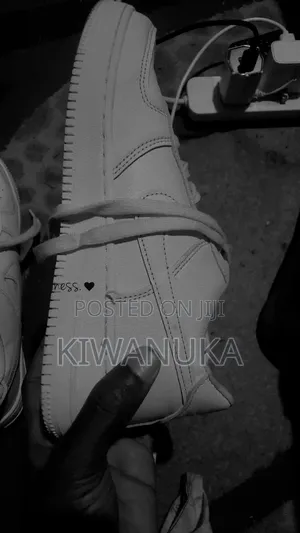 Low-Top Sneakers / Casual Shoes