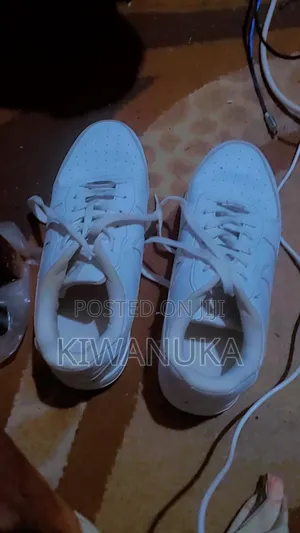 Low-Top Sneakers / Casual Shoes