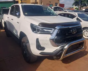 Toyota Hilux Revo Double Cab Deisel 2.4 AWD 2021 White