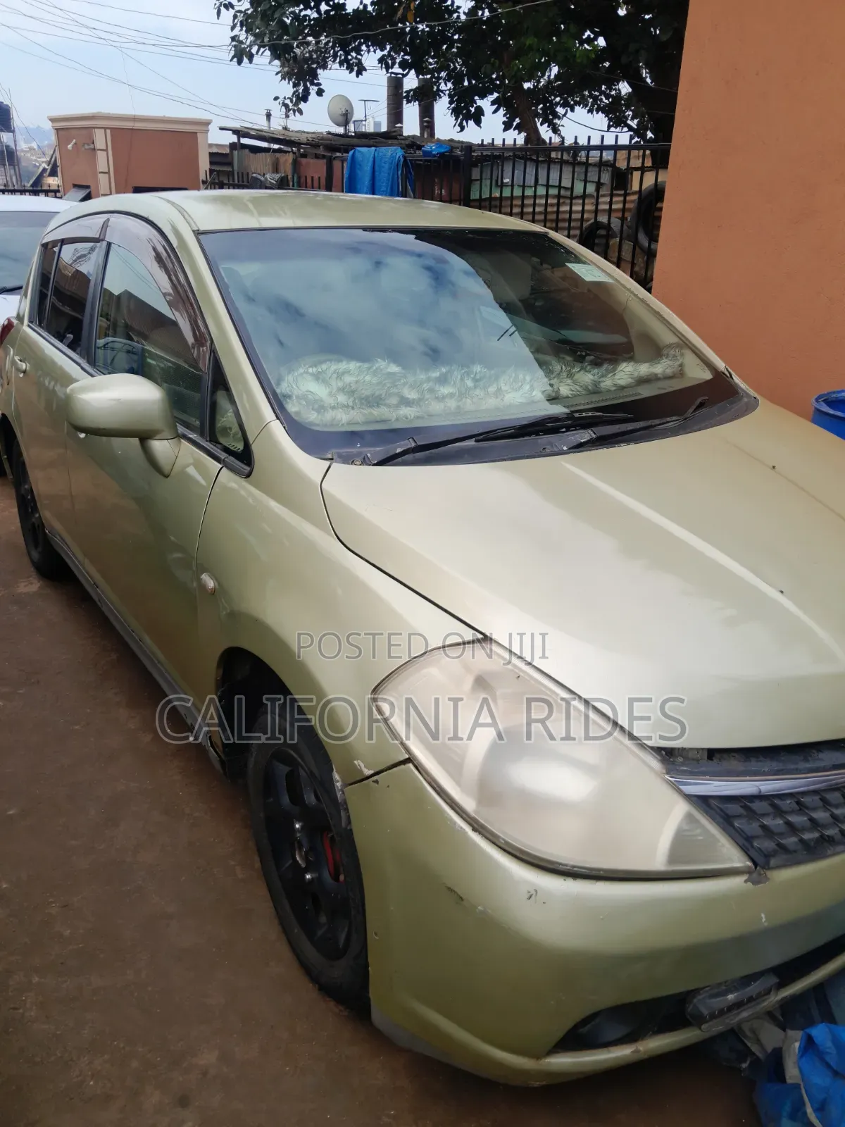 Nissan Tiida 2002 Gold