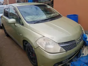 Nissan Tiida 2002 Gold
